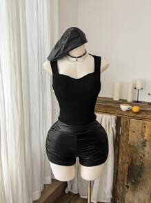 SHEIN EZwear Quần short da PU màu đen trơn, xếp ly, dáng ôm, cỡ lớn, quần short da đen, quần short cạp cao màu đen, quần short giả da, quần short biker cạp cao. - màu đen - Xem 5