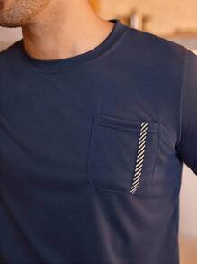 SHEIN Conjunto de pijama con camiseta con bolsillo en el frente y shorts para hombre - Multicolor - Ver 5