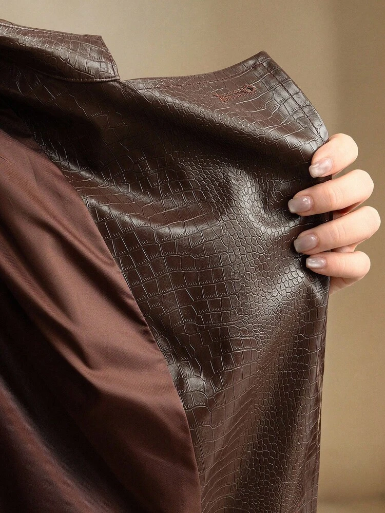 Chaqueta corta de mujer de doble botonadura, de manga larga, cuello de solapa y de piel sintética unicolor