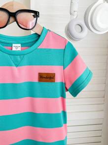 SHEIN 1 Áo thun cổ tròn tay ngắn kẻ sọc rộng rãi thoải mái cho bé trai, mềm mại và thoải mái, cổ điển và đa năng, phù hợp cho mùa xuân/hè - màu xanh lá - Xem 4