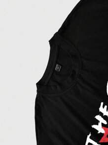 Manfinity Roghcode Manfinity Streetrush Pakaian Streetwear Pria Hitam dan Merah 2pcs Set, Kaos Lengan Pendek Crop dengan Motif Gambar & Huruf & Celana Panjang Lebar Tema Liburan Kota Musim Panas - MultiWarna - View 5