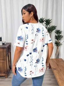 SHEIN Frenchy Camiseta casual de talla grande para mujer con estampado floral retro en azul y blanco, estampado floral sobre unicolor, cuello en V y mangas cortas - Azul y blanco - Ver 5
