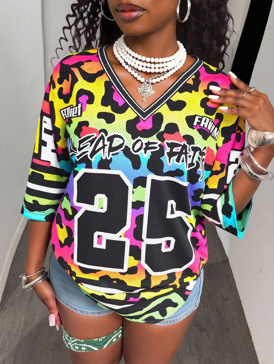 Slaydiva 2025 夏季新款街头休闲宽松彩色豹纹和 25 个字母 V 领短袖女式 T 恤，适合度假、旅行、日常旅行、派对聚会、约会、早午餐、机场旅行、返校、毕业、街头、网眼设计