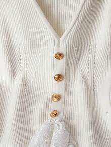 GlowEve CURVE Áo len đan ren chắp vá cổ chữ V màu trắng, tinh tế và sang trọng - trắng - Xem 3