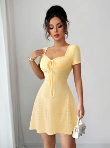 Elenzga 夏季新款奶油黄色针织提花性感修身蝴蝶结系腰短款连衣裙 - 淡黃色 - 查看 3