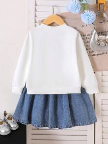 SHEIN Playful Pals 女童圆领针织长袖卫衣，饰有牛仔布贴花樱桃图案，搭配牛仔百褶裙，时尚秋季套装 - 白色 - 查看 2