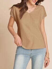 Amorya 蕾丝拼接V领优雅夏季短袖上衣 - 卡其色 - 查看 4