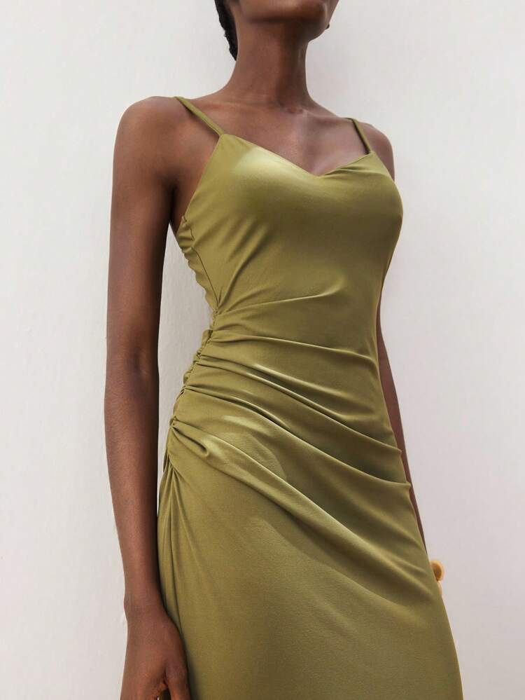 SHEIN Maija Zielona plisowana sukienka z rozcięciem i dopasowaną talią, swobodna i wygodna, uniwersalna na wakacyjne wyjścia wiosną i latem