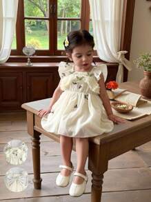 SHEIN Baby Mädchen Sommer einfarbiges apricotfarbenes süßes Blumen besticktes ärmelloses Mesh Kleid, exquisite 3D Blumen Stickerei Dekoration, leichte fließende Silhouette, geeignet für Outdoor Aktivitäten, Fotoshootings, Partys und Lässig Zuhause