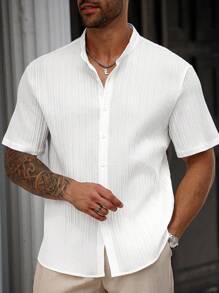 Manfinity Homme 【夏日必备】优雅白色短袖衬衫-无论是商务会议、休闲聚会、还是日常出游，这款衬衫都能完美搭配，展现您的时尚品味。