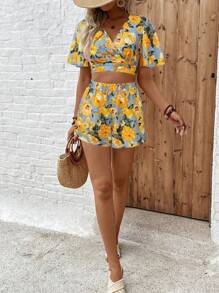 Breezaya 2 件套夏季花卉印花露背蝴蝶结吊带喇叭袖上衣和松紧腰短裤套装，度假和日常 - 彩色 - 查看 3