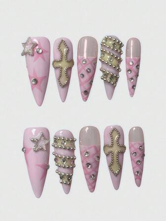 Kawaii Conjunto de uñas postizas hechas a mano con diseño de estrella y cruz metálico rosa, estilo parchwork a cuadros y estética de niña linda y desafiante "Y2K Punk"
