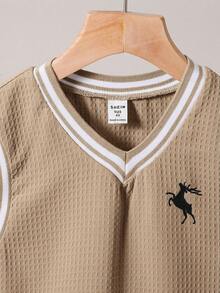 SHEIN Little Byeori 3件套男童舒适百搭日常休闲时尚学院风简约撞色拼接藏蓝色背心短裤搭配白色针织polo衫，多件套，适合春夏季节、日常生活、运动、校园、聚会、节日、演出、摄影、返校季等场合。男童米色套装，韩版男童服装。 - 卡其色 - 查看 6