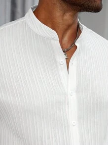 Manfinity Homme 【夏日必备】优雅白色短袖衬衫-无论是商务会议、休闲聚会、还是日常出游，这款衬衫都能完美搭配，展现您的时尚品味。