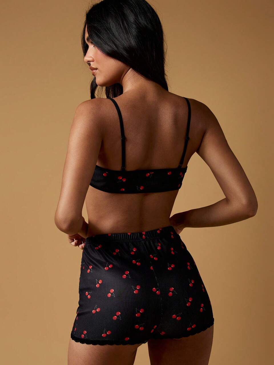 MISSGUIDED Conjunto de tres piezas de ropa de estar en casa con estampado de cereza: cárdigan de manga larga, brasier y pantalones cortos. Pijama acogedor, regalo ideal para las vacaciones
