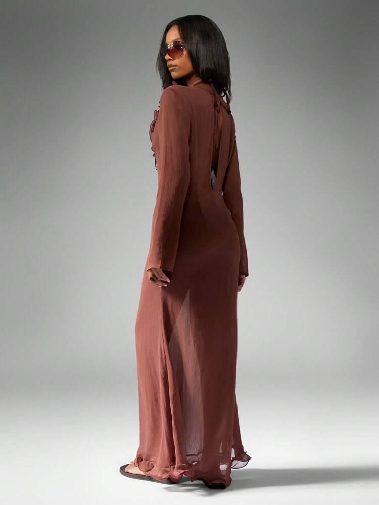 MISSGUIDED Vestido Longo de Chiffon com Babado Elegante de Manga Longa, Decote Evasê, Detalhe de Colar de Declaração, para Convidados de Casamento no Outono/Inverno