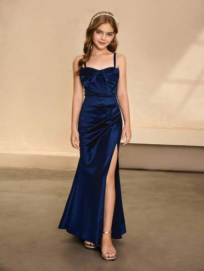 女孩优雅时尚细肩带无袖高腰长裙，缎面材质，亮面，蝴蝶结装饰，纯色，高端毕业舞会、派对修身连衣裙