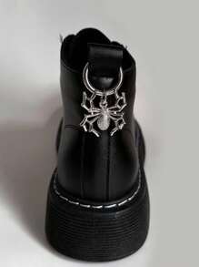 ROMWE Goth 2 件套 Y2K 复古哥特式蜘蛛朋克吊坠鞋靴包装饰配件，万圣节 - 銀色 - 查看 2