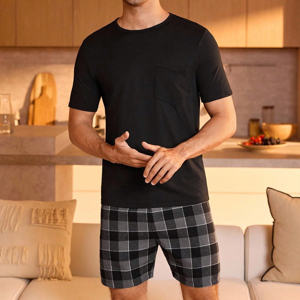 Conjunto de pijama con camiseta lisa y pantalones cortos con estampado a cuadros para hombres