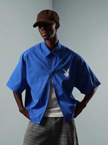 PLAYBOY X SUMWON Camicia sportiva con chiusura lampo, collezione streetwear, stile di vita urbano, logo stampato anteriore e posteriore, casual estivo, leggero, oversize - Blu reale - Visualizzare 2