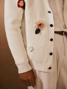 Manfinity VCAY Cárdigan de punto con patrón floral ajustado para hombre, cárdigan de punto con botones y aplicaciones florales de colores variados para hombre, otoño e invierno - Beis - Ver 7