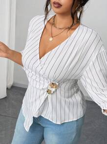 Elenzga Camisa casual para mujer talla grande de manga media con botones de metal cruzados a rayas blancas y negras