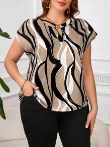 SHEIN Clasi 大码女式时尚几何印花短袖衬衫 - 卡其色 - 查看 3