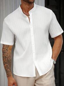 Manfinity Homme 【夏日必备】优雅白色短袖衬衫-无论是商务会议、休闲聚会、还是日常出游，这款衬衫都能完美搭配，展现您的时尚品味。