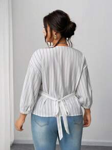 Elenzga Camisa casual para mujer talla grande de manga media con botones de metal cruzados a rayas blancas y negras