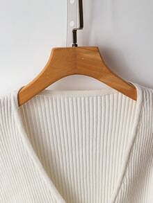 GlowEve CURVE Áo len đan ren chắp vá cổ chữ V màu trắng, tinh tế và sang trọng - trắng - Xem 4