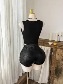 SHEIN EZwear Quần short da PU màu đen trơn, xếp ly, dáng ôm, cỡ lớn, quần short da đen, quần short cạp cao màu đen, quần short giả da, quần short biker cạp cao. - màu đen - Xem 6