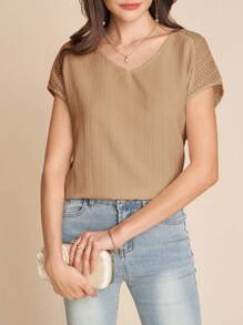 Amorya 蕾丝拼接V领优雅夏季短袖上衣 - 卡其色 - 查看 3