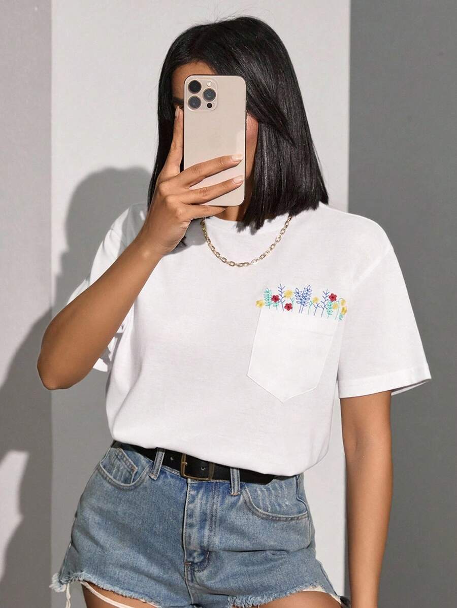 EURMUSE 盛开的口袋刺绣 T 恤 - 白色 T 恤，彩色花卉口袋缝线，俏皮优雅 - 白色 - 查看 1