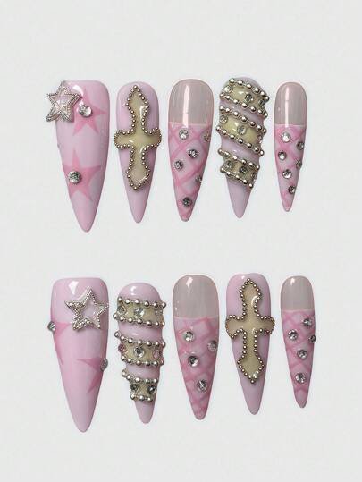 Kawaii Conjunto de uñas postizas hechas a mano con diseño de estrella y cruz metálico rosa, estilo parchwork a cuadros y estética de niña linda y desafiante "Y2K Punk"