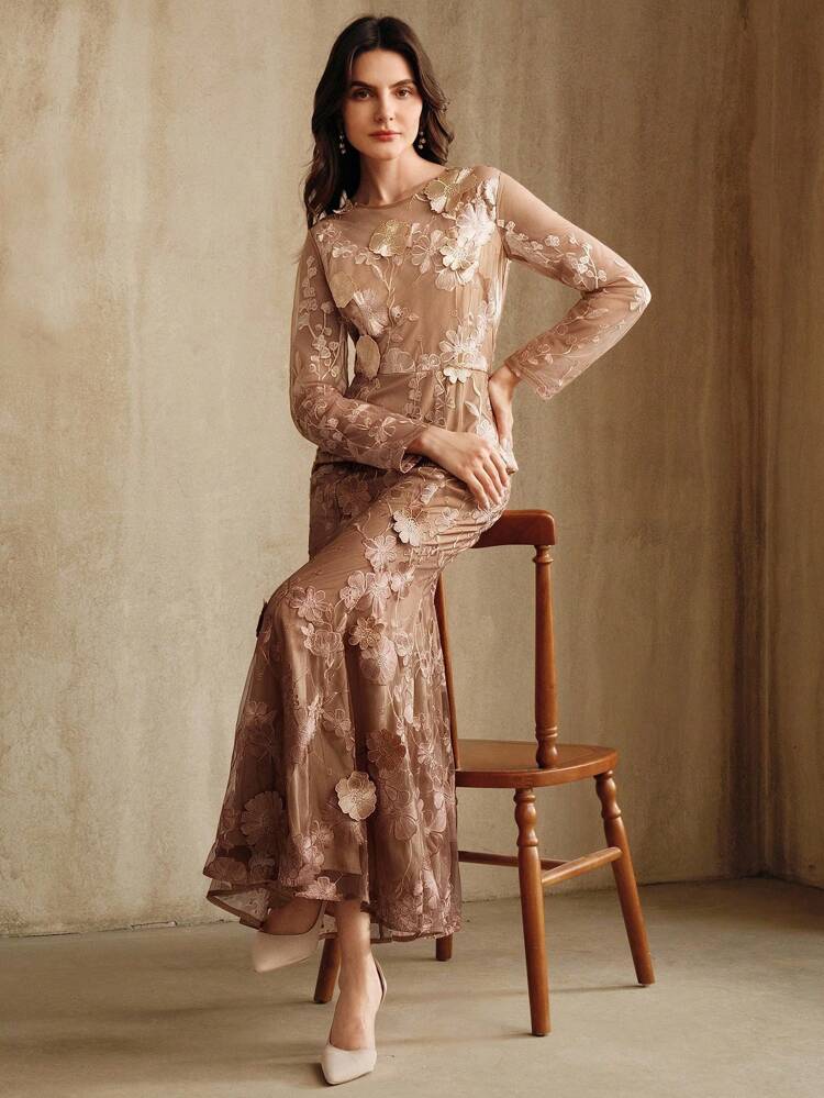 Vestido de tule bordado floral elegante com cauda de sereia