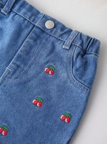 SHEIN 1 套女婴水洗蓝色休闲修身可爱樱桃刺绣牛仔背心和时尚樱桃刺绣牛仔短裤，2 件套服装，简约时尚百搭日常穿着 - 中等水洗藍 - 查看 5
