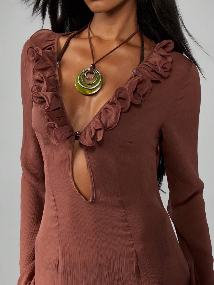 MISSGUIDED Vestido Longo de Chiffon com Babado Elegante de Manga Longa, Decote Evasê, Detalhe de Colar de Declaração, para Convidados de Casamento no Outono/Inverno