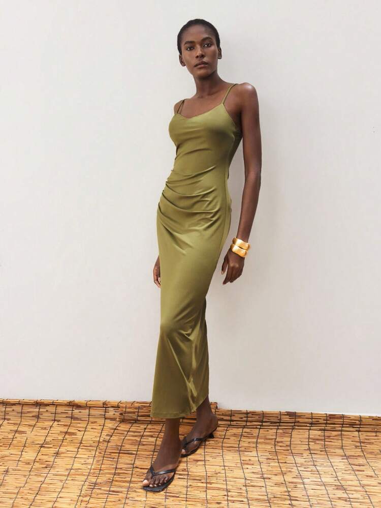 SHEIN Maija Zielona plisowana sukienka z rozcięciem i dopasowaną talią, swobodna i wygodna, uniwersalna na wakacyjne wyjścia wiosną i latem