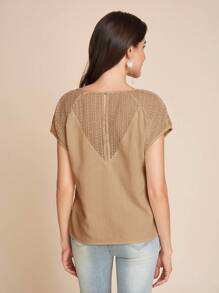 Amorya 蕾丝拼接V领优雅夏季短袖上衣 - 卡其色 - 查看 2
