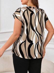 SHEIN Clasi 大码女式时尚几何印花短袖衬衫 - 卡其色 - 查看 2