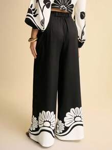 CAJUNI Damskie spodnie z szerokimi nogawkami i czarno-białym nadrukiem kwiatowym – odzież damska w stylu boho/odzież w stylu zachodnim dla kobiet/graficzna/codzienna – podstawowa/bluzki wyjściowe damskie/jesienna odzież damska - Wielokolorowe - Zobacz 2