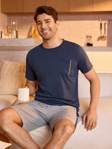 SHEIN Conjunto de pijama con camiseta con bolsillo en el frente y shorts para hombre - Multicolor - Ver 4