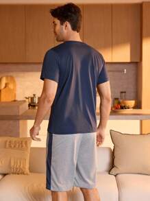 SHEIN Conjunto de pijama con camiseta con bolsillo en el frente y shorts para hombre - Multicolor - Ver 2