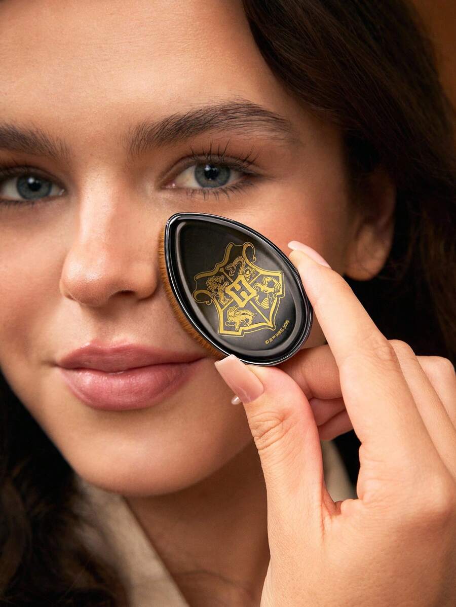 HARRY POTTER X SHEIN 1pc Logo Printed Gold Foil Blush Brush, Curved Bristles Won't Clump, Quick Application, Lightweight Makeup, Easy Storage, Dust-Proof, Portable - Black - View 1