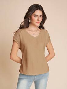 Amorya 蕾丝拼接V领优雅夏季短袖上衣 - 卡其色 - 查看 6