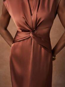 Zivah Robe d'été 2025 pour femmes avec col rond, sans manches, torsadée à la taille, en tissu brillant rouge-brun, convenant pour la fête des Mères, le mariage, l'anniversaire, les occasions décontractées, les vacances, le style de rue, les tenues élégantes et les tenues de bureau - Taupe - Voir 6