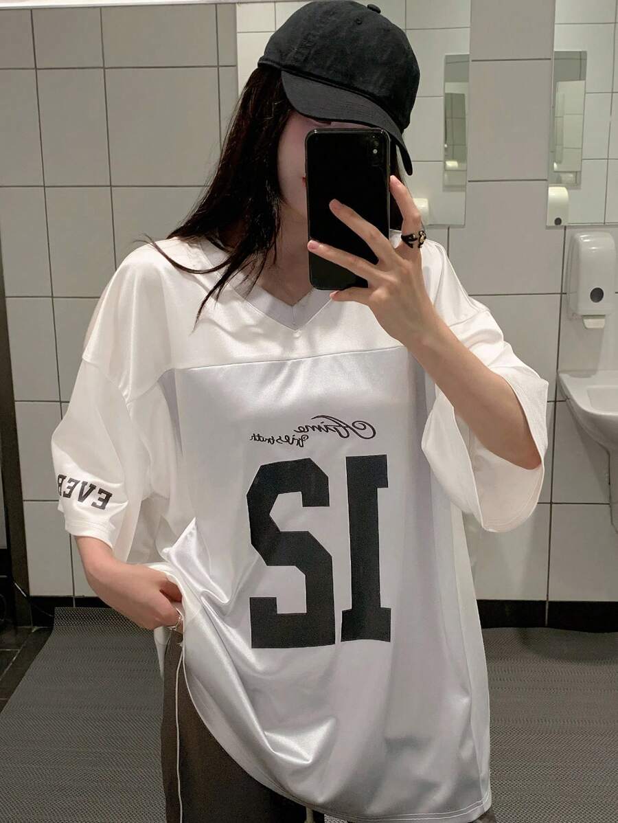 DAZY 女士缎面丝滑 V 领宽松插肩袖 T 恤 - 銀色 - 查看 1