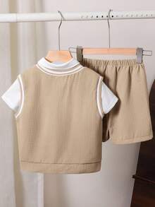SHEIN Little Byeori 3件套男童舒适百搭日常休闲时尚学院风简约撞色拼接藏蓝色背心短裤搭配白色针织polo衫，多件套，适合春夏季节、日常生活、运动、校园、聚会、节日、演出、摄影、返校季等场合。男童米色套装，韩版男童服装。 - 卡其色 - 查看 7