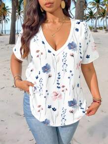 SHEIN Frenchy Camiseta casual de talla grande para mujer con estampado floral retro en azul y blanco, estampado floral sobre unicolor, cuello en V y mangas cortas - Azul y blanco - Ver 1