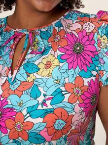 Comfylo Blusa de manga corta con estampado floral colorido de estilo bohemio para mujer de talla grande, ideal para primavera, festivales y estilo "Old Money" - Multicolor - Ver 3